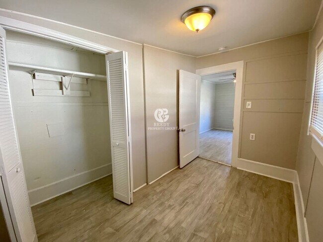 Building Photo - Remodeled 2 bedroom / 1 bathroom home available now!