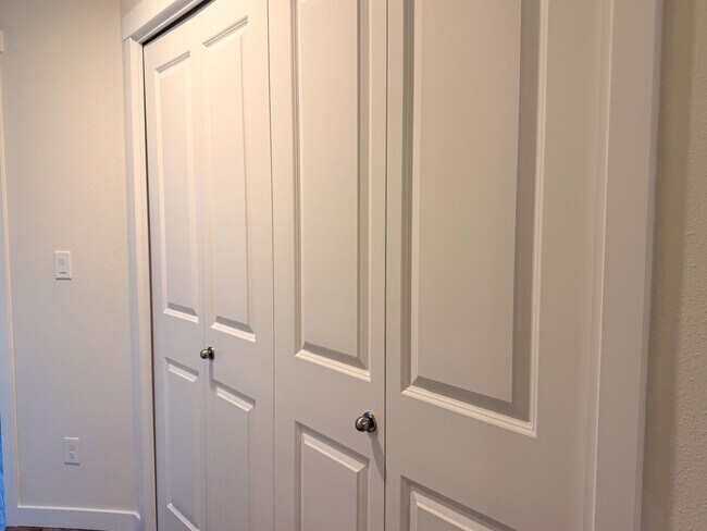 Building Photo - 505-507 NW Hillcrest Dr