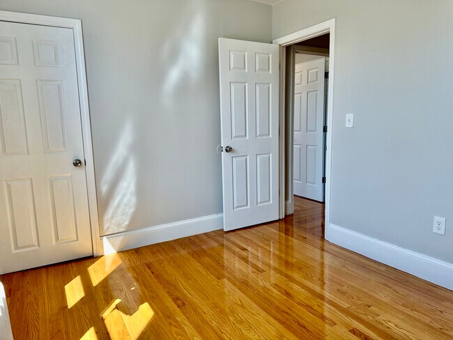 Building Photo - 76 Egmont St