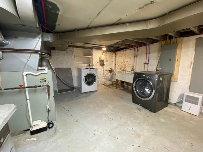 Building Photo - Spacious 2BR House with off street parking!