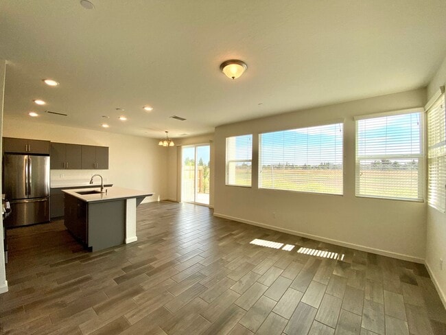 Building Photo - $2,395 Alluvial & Fowler, 3 Bedroom Home -...