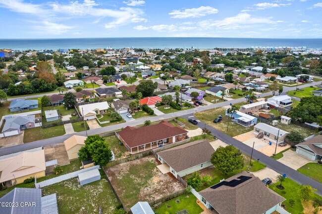 Building Photo - 305 Evergreen St