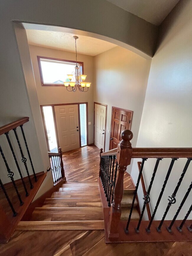 Building Photo - Stunning 4 Bed/2 Bath with 3 Car Garage and Fenced in Yard!