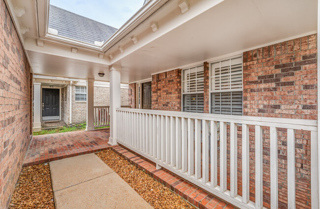Building Photo - 1033 W Montebello Cir