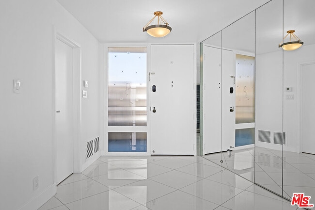 Building Photo - 4267 Marina City Dr