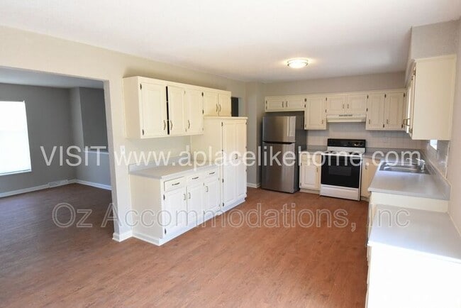 Building Photo - 1105 W Elm Terrace