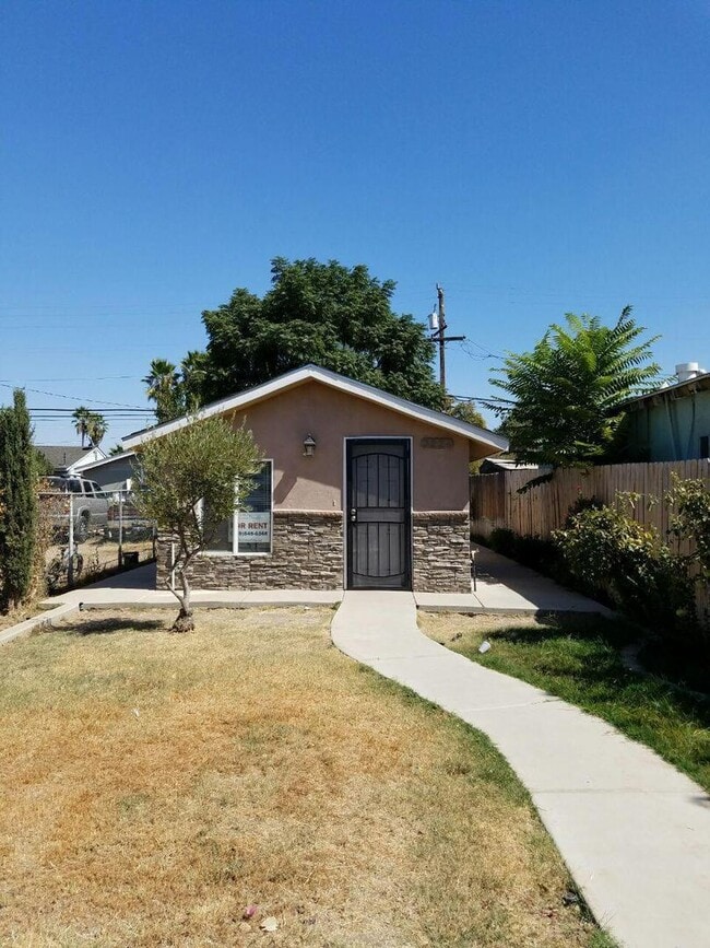 Building Photo - Unique 2 Bedroom 1 Bathroom Home Located I...