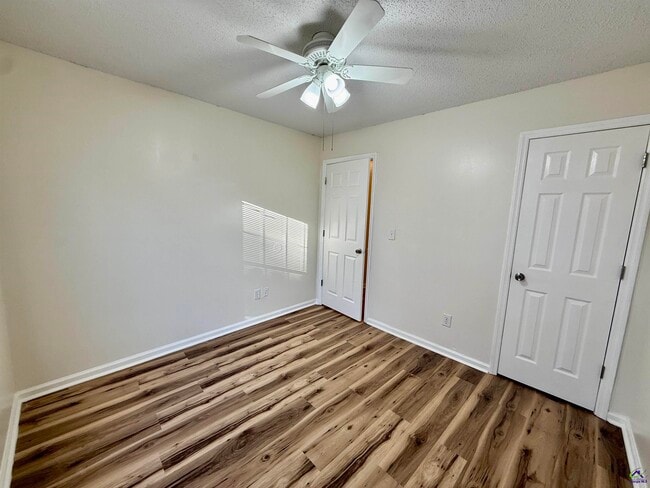 Building Photo - 126 Kensington Cir