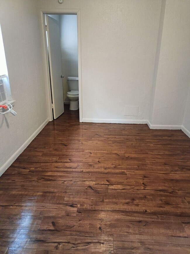 Building Photo - Cute 1 bed spacious unit. Comes with a stove, fridge, wall heater, and window A/C unit