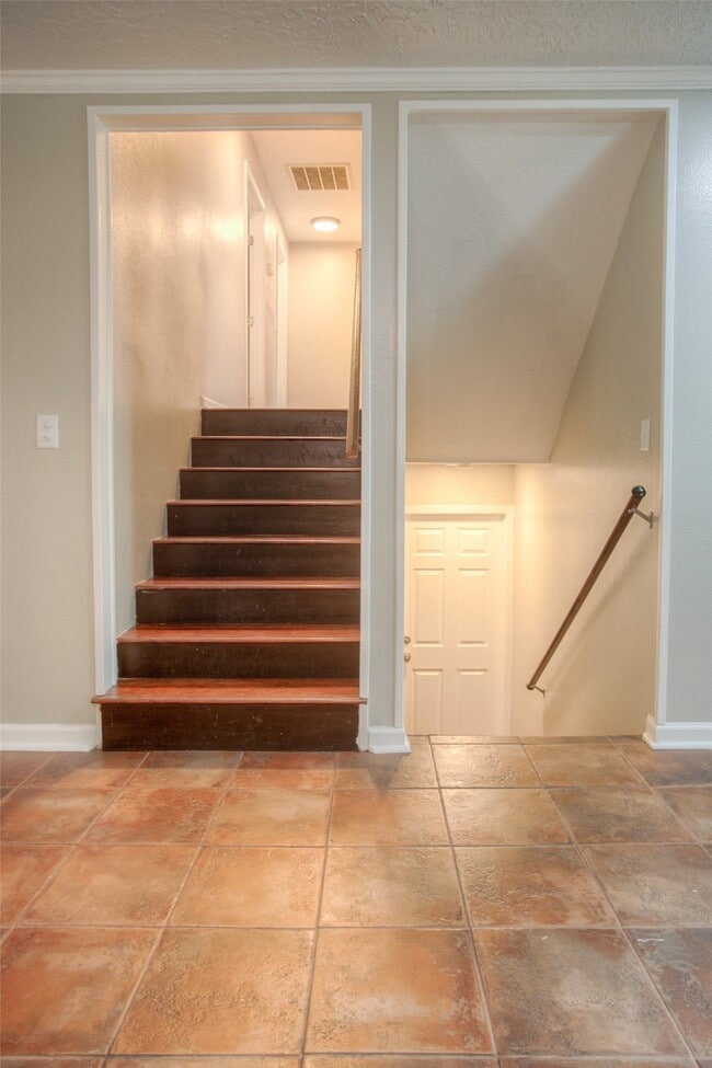 Building Photo - 6016 Teas Nursery Rd