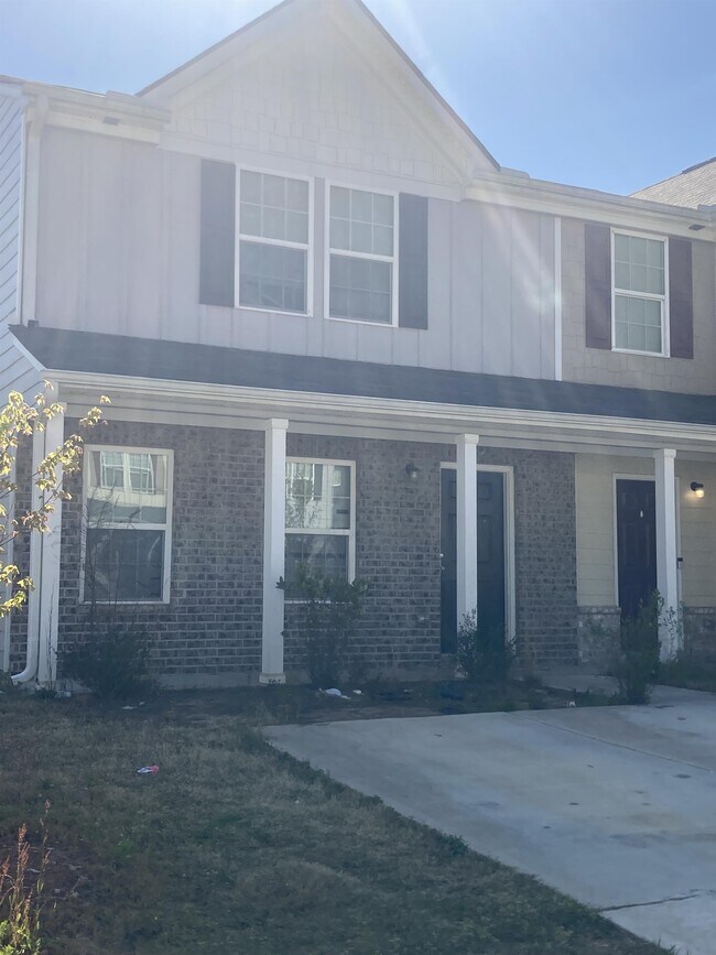 Building Photo - 2545 Piering Dr