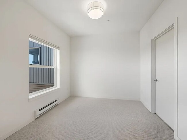 Building Photo - Modern Top-Floor Condo with Stunning Seattle Views
