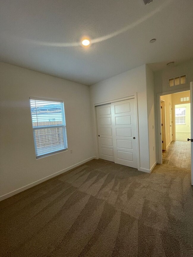 Building Photo - Modern Luxury Living in Madera!