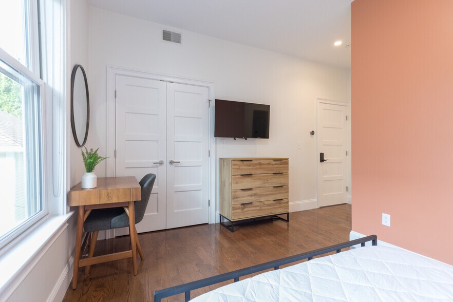 Building Photo - 121 Centre St