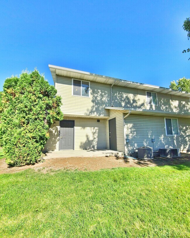 Building Photo - Charming 2 bedroom 1 bath townhome available!