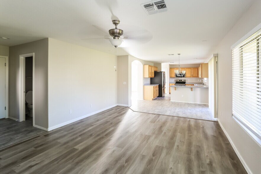 Building Photo - 5182 W Vista Ave
