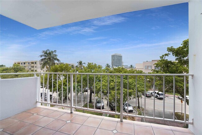 Building Photo - 6900 Bay Dr