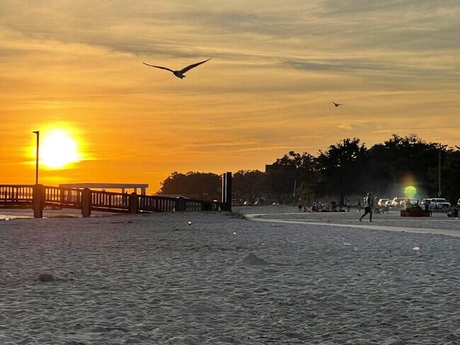Front beach 5 minute ride away - 403 Bechtel Blvd