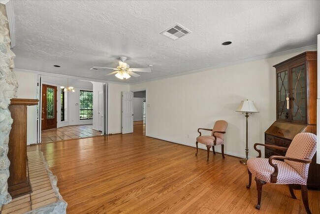 Building Photo - 3415 Bayou Dr E