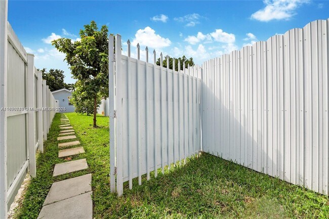 Building Photo - 11480 SW 42nd Terrace
