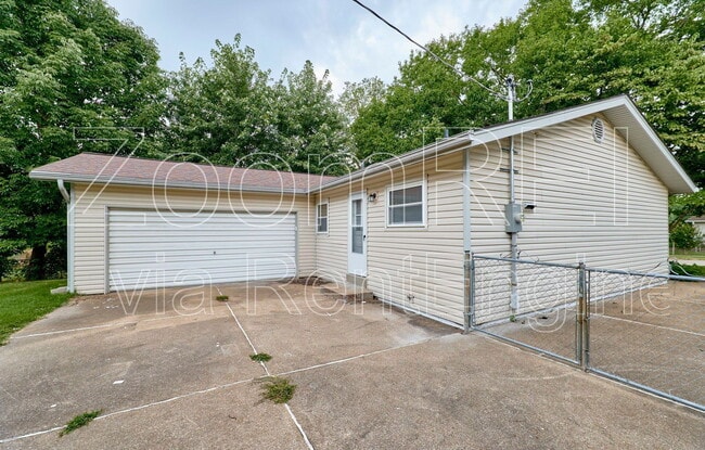 Building Photo - 2400 E Humes Ln