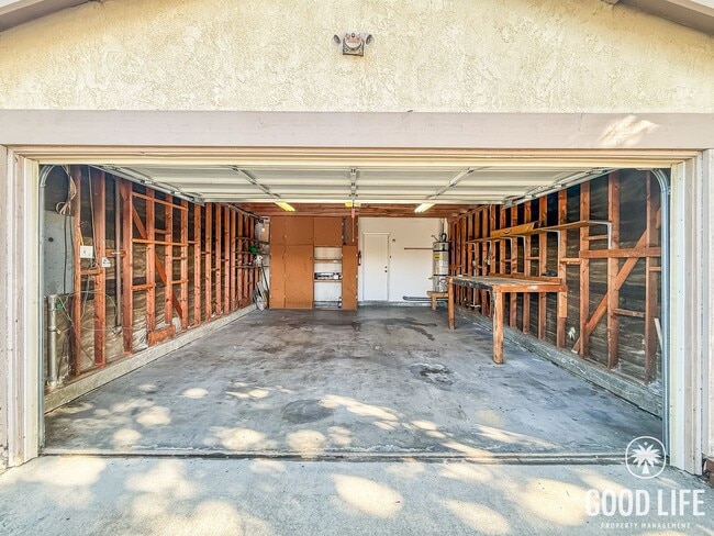 Building Photo - Freshly Remodeled 3B/2BA W/ Fenced Yard & Attached Garage!