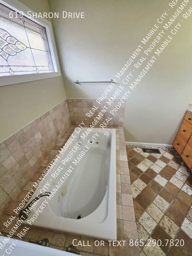 Building Photo - 619 Sharon Dr