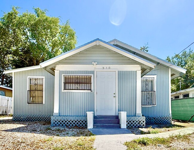 Primary Photo - Versatile 5 bedroom 3 Bathroom