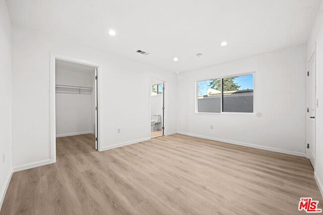 Building Photo - 1642 S Crest Dr