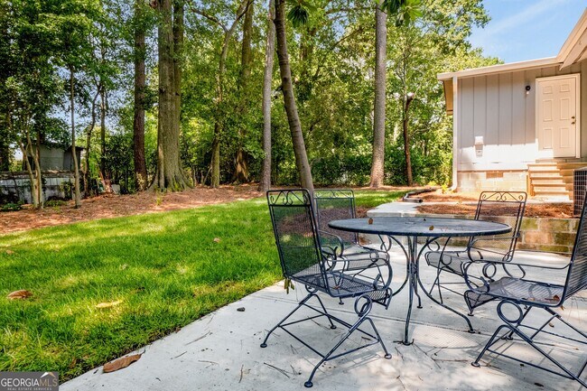 Building Photo - 2563 Beverly Hills Dr