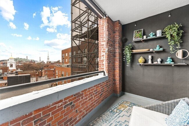 Building Photo - 300 Commercial St