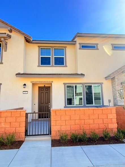 Primary Photo - 2583 Cloudview Privado