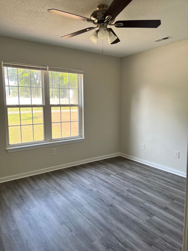 Building Photo - 3 Bedroom 2 Bath House on Solera Available...