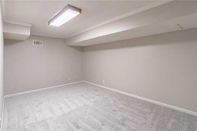 Building Photo - 736 Singley Dr