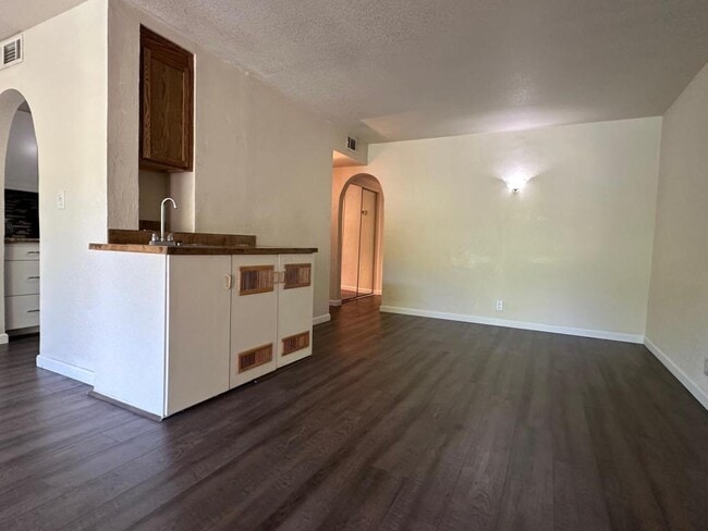 Building Photo - 2422 Larkspur Ln