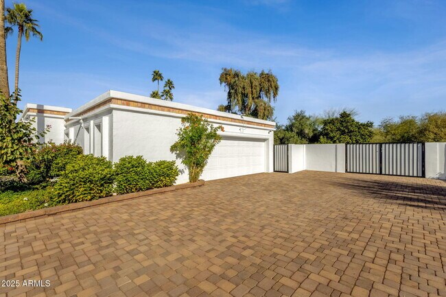 Building Photo - 6954 E Caballo Dr