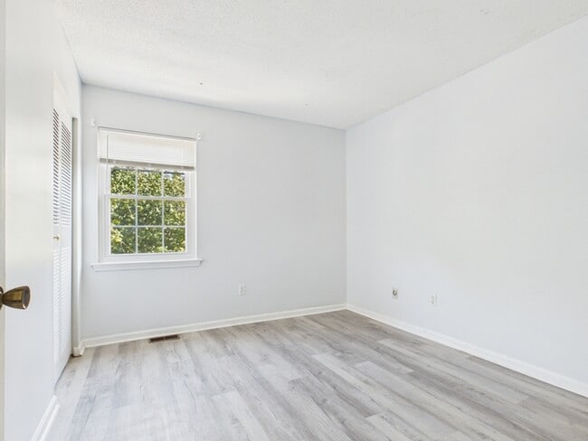 Building Photo - 8811 Hunter Ridge Dr