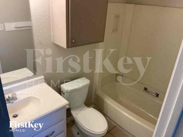 Building Photo - 9819 Kiwi Ln