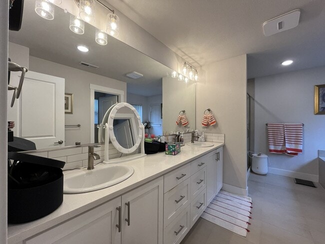 Building Photo - Open Concept 4BR Home with Island Seating, Loft & Spacious Living Room