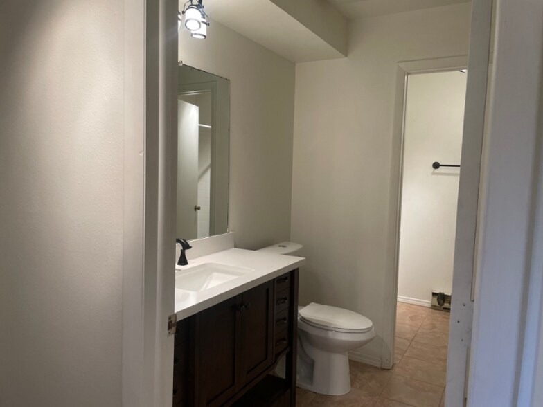 Building Photo - 3500 Rolling Green Dr
