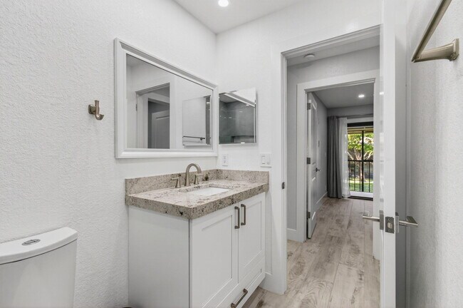 Building Photo - 3939 NE 5th Ave