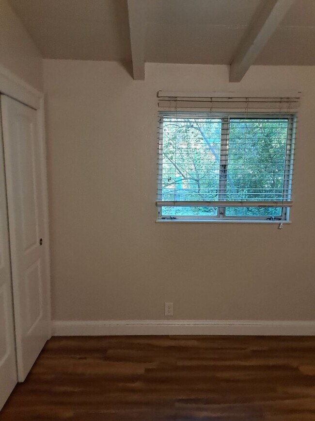 Building Photo - 2 bd 1 ba with off-street parking