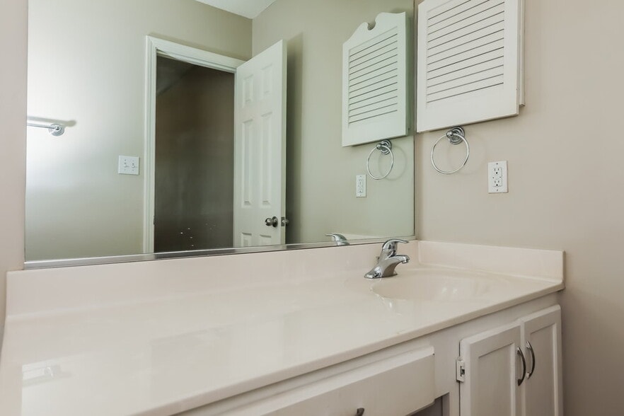Building Photo - 8129 Vermilion Dr