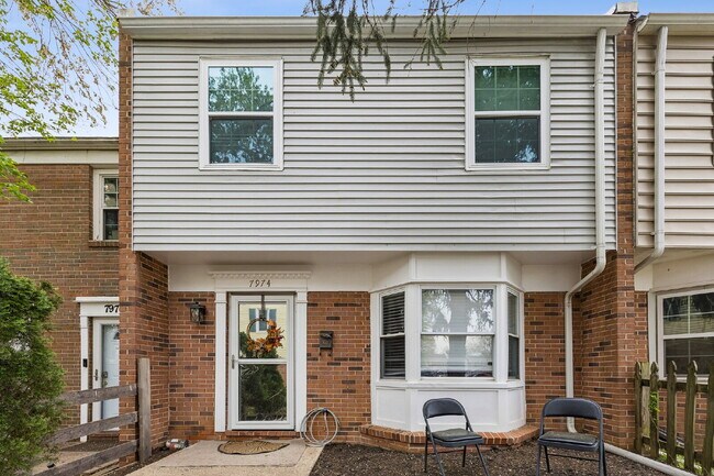 Building Photo - Beautifully remodeled two-level townhouse located in the desirable Irongate Community,