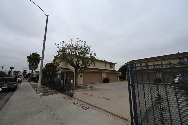 Building Photo - Spacious 3 Bed / 2.5 Bath Townhome in Gated Community – El Cajon