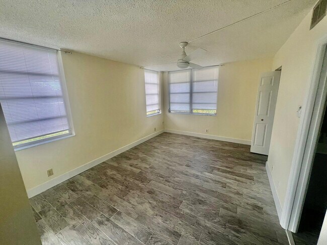 Building Photo - 1831 Sabal Palm Dr