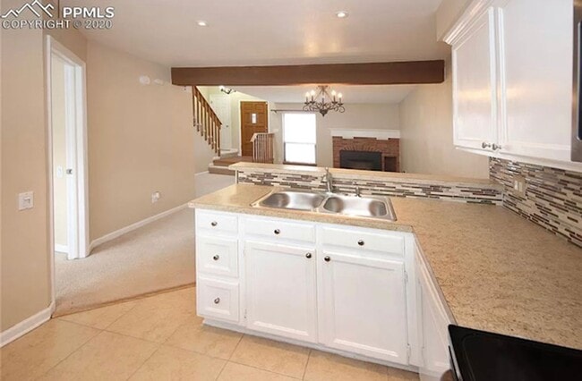 Building Photo - Three Bedroom Townhome with Pool