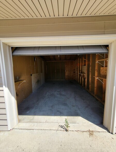 2 bed/1.5 bath with garage - 1935 Edwards Dr