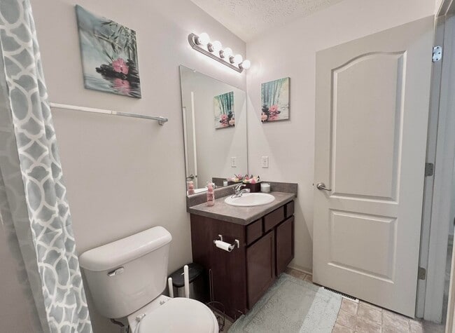 Building Photo - SW Home with great floorplan and private b...