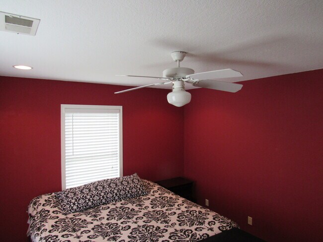 Building Photo - 142 Roanoke Dr